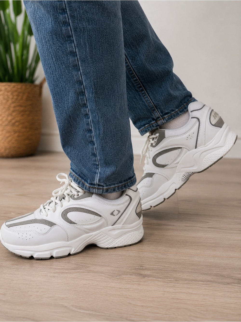 APEX XV821 Men’s Size 10 M White Gray Leather Walking Comfort Sneakers